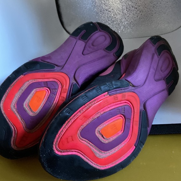 Nike size 6y shows light wear especially on ties Could use new ones - Picture 3 of 7